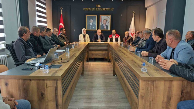 Düzce Cumayeri'de kahverengi kokarca mücadelesinde muhtarlara 370 litre ilaç verildi