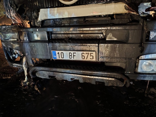 Balıkesir Havran'da yolda alev alan kamyon tamamen yanarak kullanılamaz hale geldi