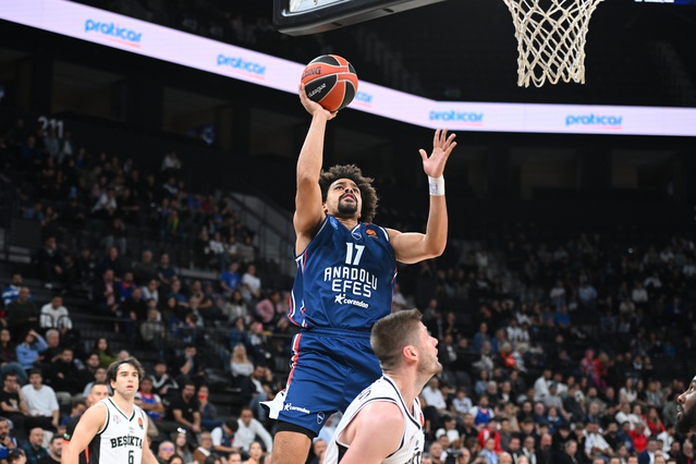 Anadolu Efes, Beşiktaş'ı 89-80 yenerek EuroLeague'de 3. galibiyetini aldı
