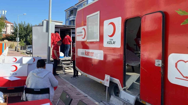 Sarıgöl'de öğrenciler velilerini ikna etti, okulda 26 ünite kan toplandı