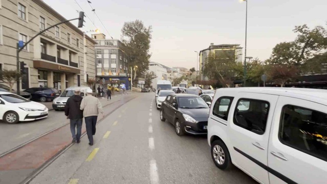 Bursa'da Ulucami'de namaz yoğunluğu Atatürk Caddesi trafiğini tek şeride düşürdü