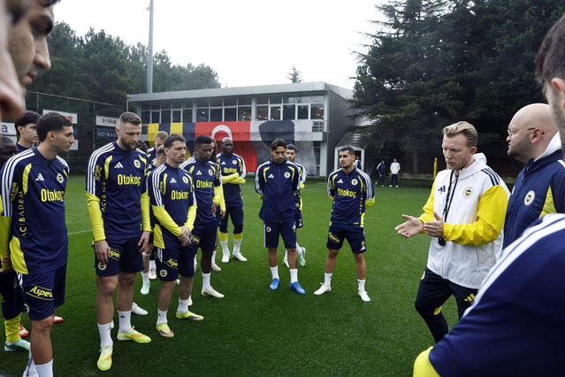 Fenerbahçe'de Dirk Kuyt dönemi başladı! Göztepe öncesi acil toplantı