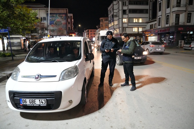 Ankara Çubuk'ta 40 polisin katıldığı denetimde bazı kişiler gözaltına alındı
