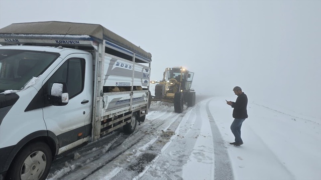 Muş'un Çavuştepe mevkisinde etkili kar, Üçevler köy yolunda ulaşımı güçleştirdi