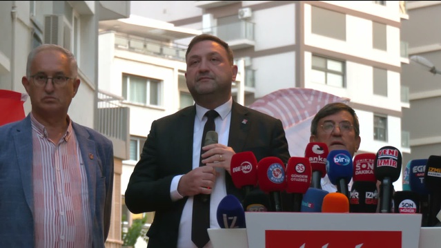 CHP İzmir İl Başkanlığı önünde "milli irade" tepkisi