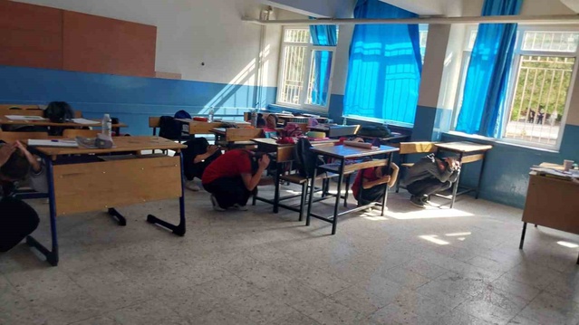 Manisa Sarıgöl'de deprem tatbikatında öğrenciler Çök-Kapan-Tutun uyguladı