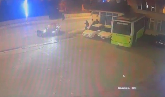 Kocaeli Kartepe'de motosikletli otomobille çarpışıp yaralandı, anı kamerada