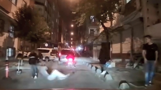 Esenler'de iki kızın tartışması kavgaya dönüştü, biri arkadaşını saçından sürükledi