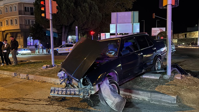 Manisa Kula'da iki otomobil Egemen Kavşağı'nda çarpıştı, 1 kişi hafif yaralandı