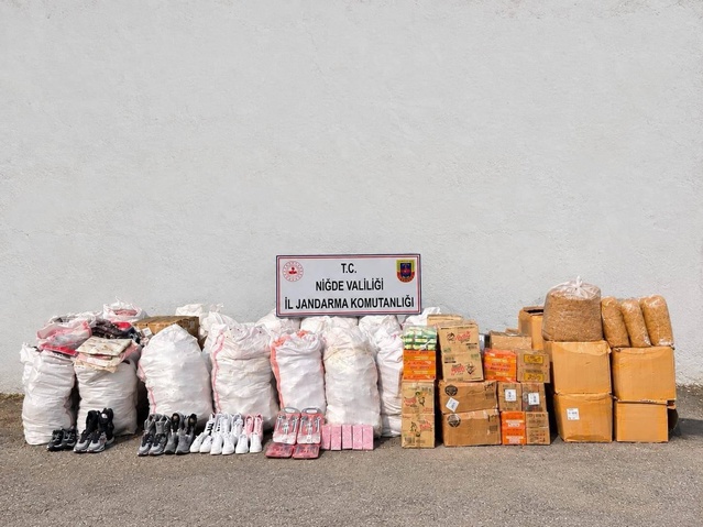 Niğde'de kargo aracındaki kaçak ürün operasyonunda 670 kilogram tütün ele geçirildi