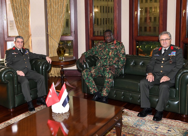 Bayraktaroğlu, Tokel'in davetlisi Sudan Kara Kuvvetleri Komutanı'nı kabul etti