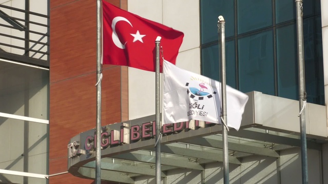 Çiğli'de CHP, Yıldız'ın AK Parti'ye geçişini siyah çelenkle protesto etti