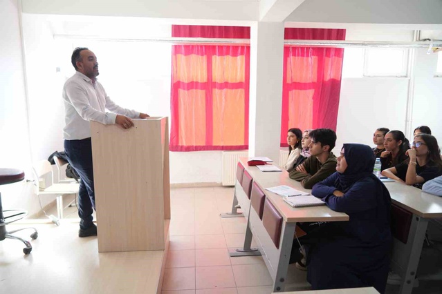 Adana'da yaşayan kadın, 4. kez girdiği sınavı kazanıp oğluyla sıra arkadaşı oldu