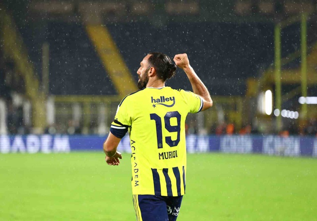 Fenerbahçe'nin Alanyaspor'u 3-0 yendiği maçta Vedat Muriqi ligde 7. golünü attı
