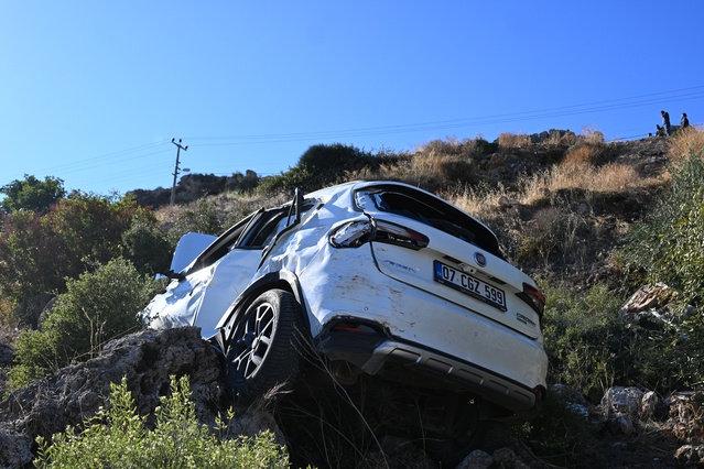 Antalya Kepez'de araç yaklaşık 30 metreden yuvarlanıp takla attı, sürücü yaralandı