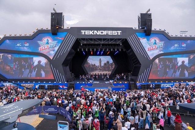 Şanlıurfa'daki TEKNOFEST'te halk oyunları gösterisi izleyicilerin beğenisini kazandı