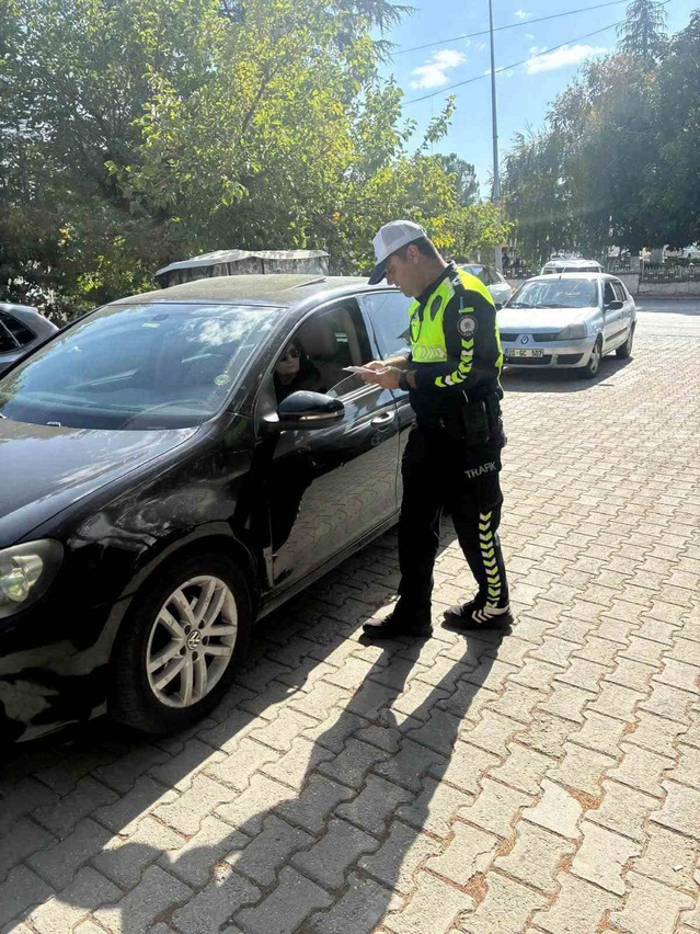 Çal'da polis vatandaşlara trafik ve dolandırıcılık uyarısı yaptı, broşür dağıttı