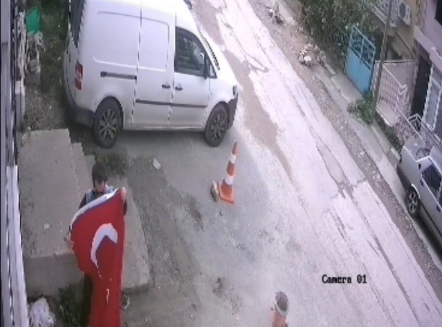 Bornova'da düşen Türk bayrağını katlayıp kapıya asan genç kamerada görüntülendi
