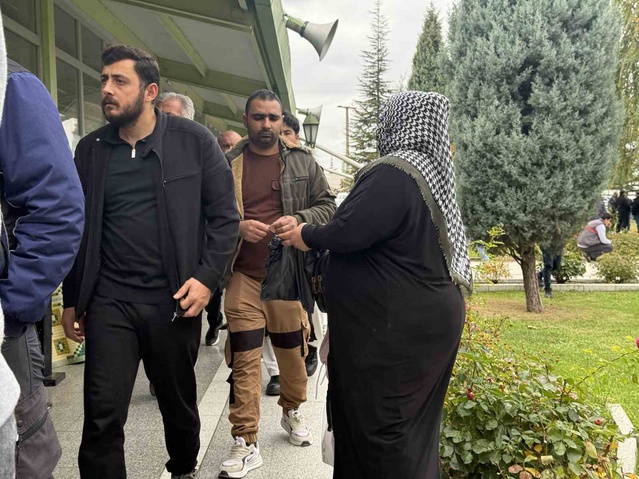 Eskişehir'de cuma namazı çıkışında çöp poşetiyle dilenen kadın cemaatten para istedi