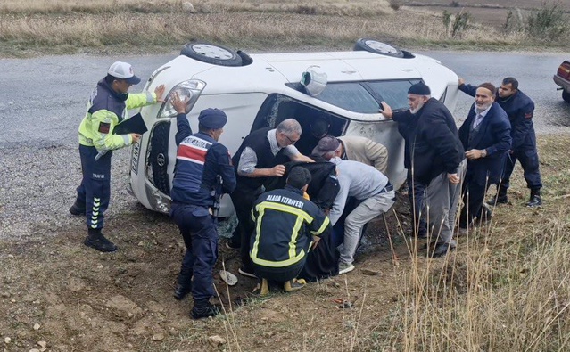 Çorum Alaca'da kayganlaşan yolda devrilen otomobilde 2 kişi yaralandı