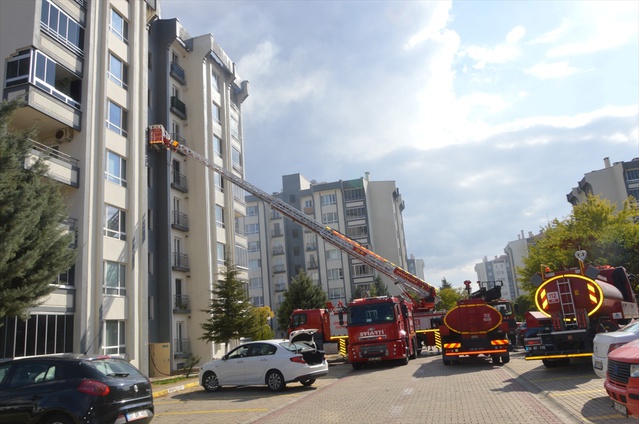 Kırklareli Lüleburgaz'da 8 katlı apartmanın çatı katındaki yangında hasar oluştu