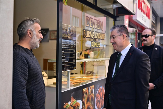 Eskişehir Valisi Erdinç Yılmaz, Demirciler Sokak'ta esnafın sorunlarını dinledi