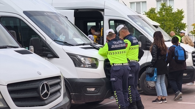 Kütahya'da okul servislerinde dur levhası ve emniyet kemeri denetimi yapıldı