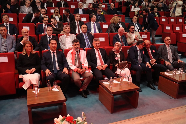 IBU Diş Hekimliği Fakültesinin ilk mezunları diplomalarını törenle aldı
