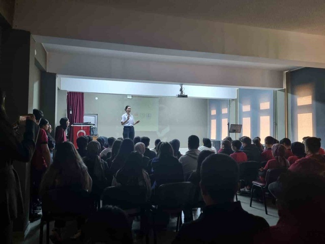 Manisa'da jandarma, lisede siber zorbalığa karşı farkındalık eğitimi düzenledi