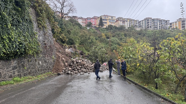 Karadeniz Ereğli'de heyelanda istinat duvarı çöktü, 3 katlı bina boşaltıldı
