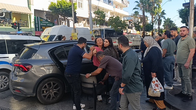 Manavgat'ta kırmızı ışık ihlaliyle hurdaya dönen otomobilde 2 kişi yaralandı