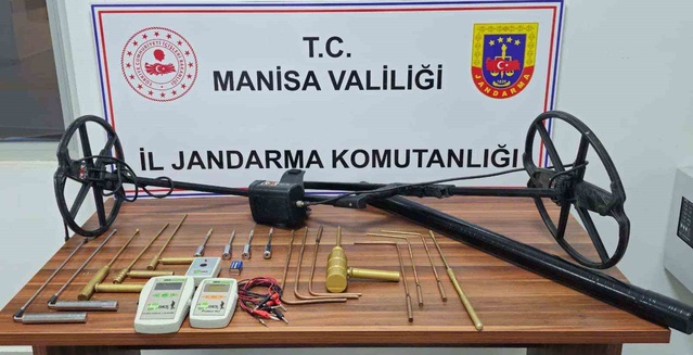 Manisa Saruhanlı'da jandarma ekipleri define arayan 5 kişiyi suçüstü yakaladı