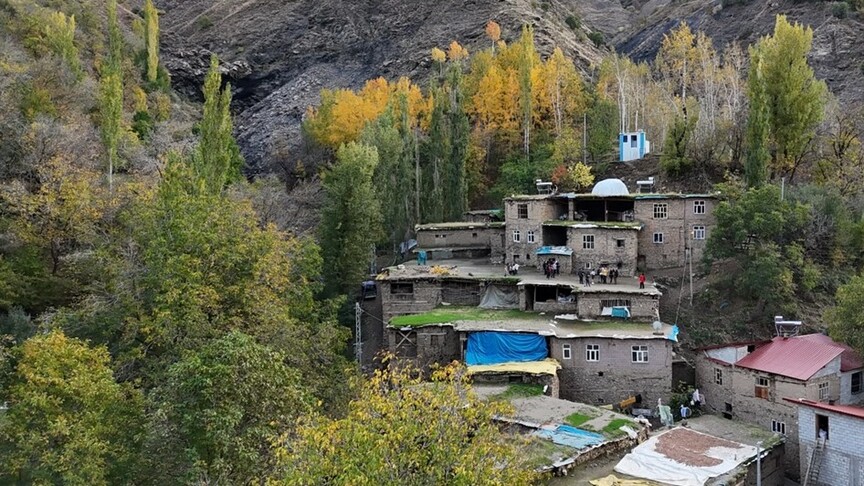 Bitlis'in Hizan ilçesi tarihi taş evleriyle doğa tutkunlarının ilgisini çekiyor