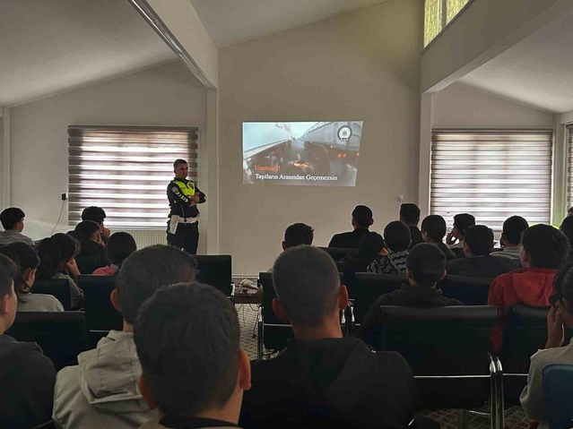 Denizli Baklan'da emniyet, lisede öğrenci ve velilere güvenlik semineri verdi