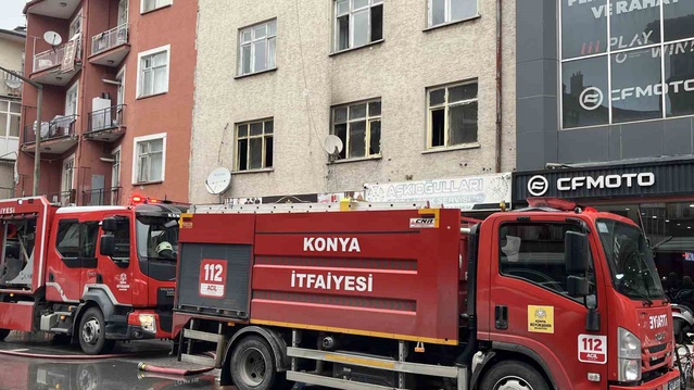 Konya Karatay'da 3 katlı binanın birinci katındaki yangını itfaiye söndürdü