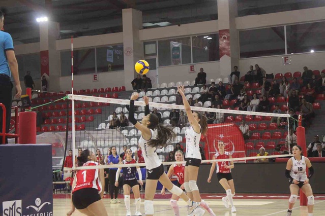 Kahramanmaraş Büyükşehir Belediyesi Kadın Voleybol Takımı, Antepia'yı 3-0 yendi