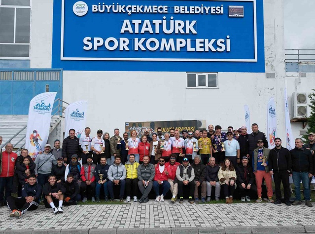 Büyükçekmece'de 8 kategoride düzenlenen Ali Hüryılmaz Bisiklet Yarışı sona erdi