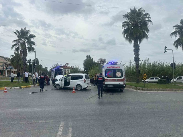 Manavgat Çolaklı'da iki otomobil çarpıştı, kazada 3 kişi yaralandı