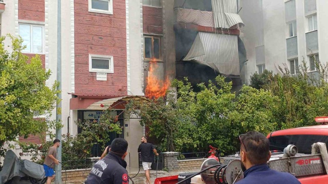 Aydın Efeler'deki Elifkent Sitesi'nde çıkan yangına itfaiyenin müdahalesi sürüyor
