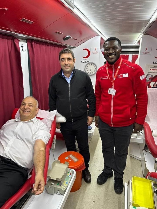 Lokman Ayva Düzce'de kan bağışı yaparak Kızılay'a destek oldu, çağrı yaptı