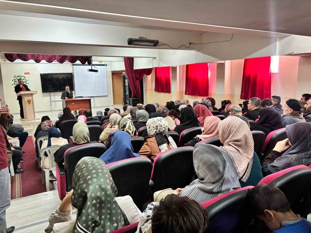 Van Tuşba'da okul aile birliği 490 öğrencili okulda veli toplantısı düzenledi