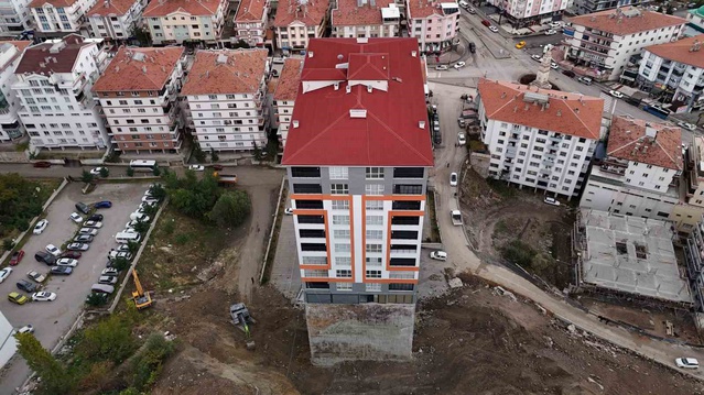 Ankara Mamak'ta istinat duvarı çöken 17 katlı apartmanın temeli ortaya çıktı