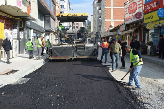 Havza'da belediye ekipleri sıcak asfalt çalışması yapıyor