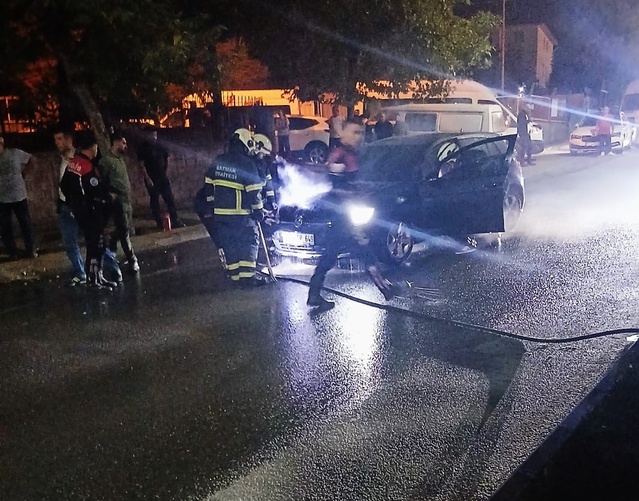 Batman'ın Belde Mahallesi'nde motoru dumanlanan otomobil alev aldı, itfaiye söndürdü