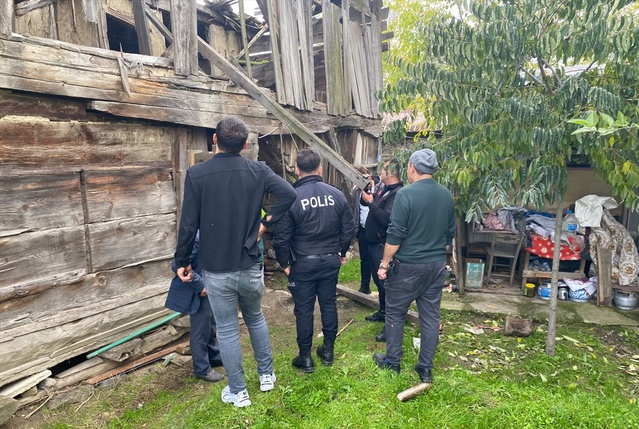 Sinop Boyabat'ta salıncaktaki 15 yaşındaki çocuk çatıdan düşen kalasla yaralandı