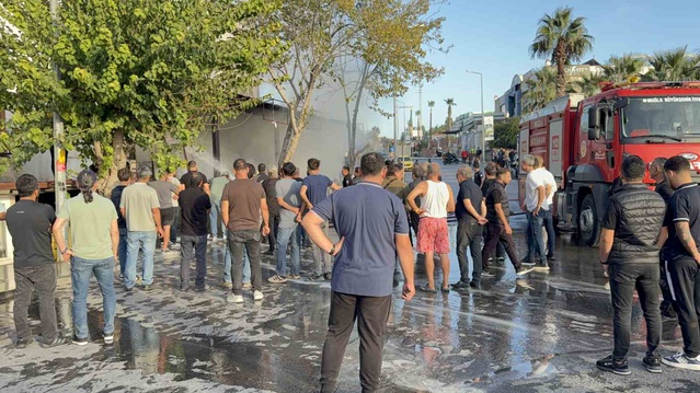 Muğla Bodrum Gümbet'te çıkan yangında depo yaklaşık 15 dakikada tamamen yandı