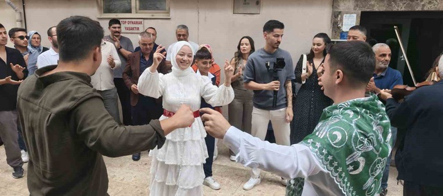 Mersin Silifke'de inşaat mühendisi damat, 4. kattaki gelin evine vinç sepetiyle girdi
