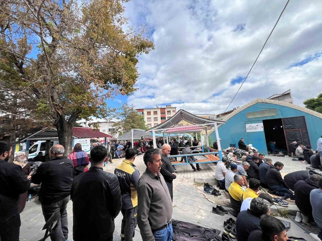 Kahramanmaraş Göksun'da köprüden uçan otomobildeki 2 kişi son yolculuğuna uğurlandı
