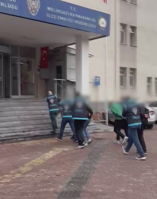 Kayseri Kocasinan'da silahlı kavgada yakalanan 5 kişiden 3'ü tutuklandı