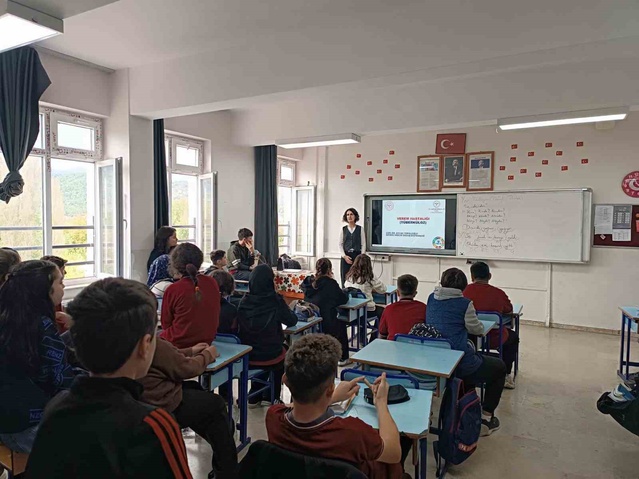 Denizli Beyağaç'ta öğrenci ve öğretmenlere verem eğitimi verildi, broşür dağıtıldı